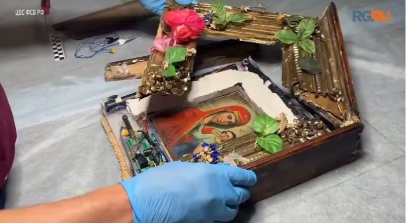 Согласно показаниям задержанной в момент отправки кода вблизи КПП находились несколько человек, в том числе дети.