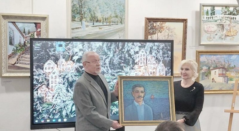 Картину принимает директор музея Анжела Сердюкова. Фото Зои БЕЛЯЕВОЙ.