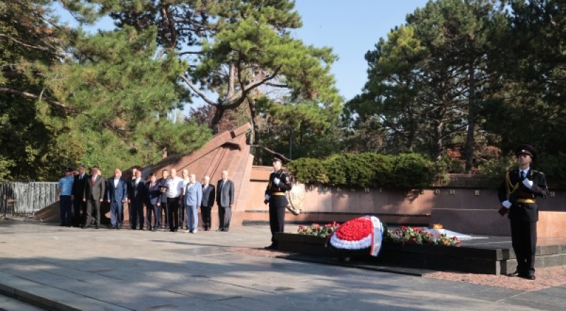 У Вечного огня в Симферополе.
