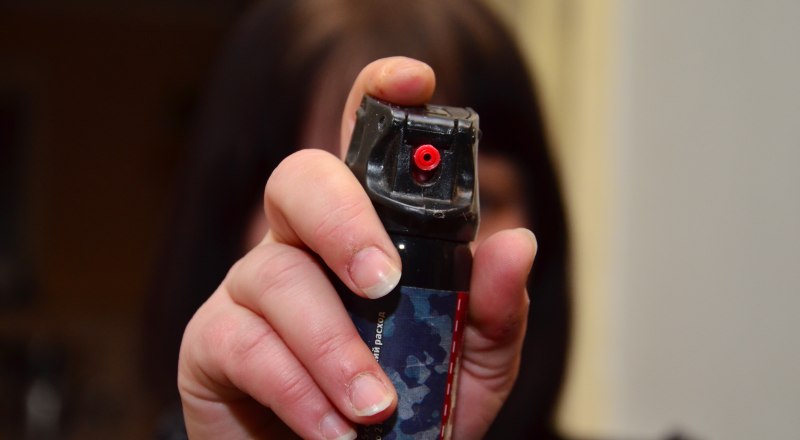 По закону продажа и ношение газового баллончика разрешены только с 18 лет.