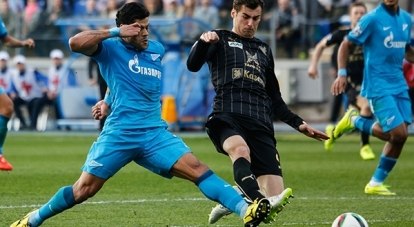 Лидер атак чемпиона страны питерского «Зенита» Халк (первый слева на снимке) забивает свой очередной гол.