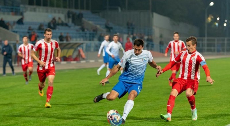 Играет первый полуфиналист Кубка КФС-2018-2019 года «Севастополь» против «Кызылташа» (игроки в полосатых футболках).