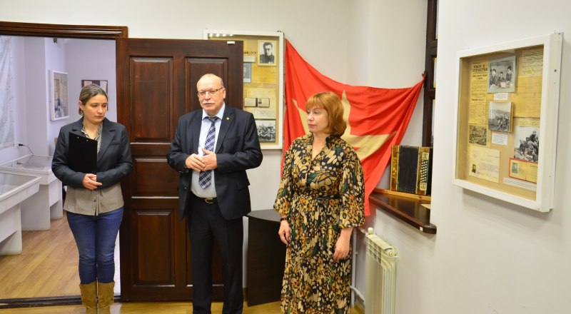 Ольга Бурова, Андрей Мальгин и Марина Гаврилюк на открытии выставки. Фото Анны Кадниковой.