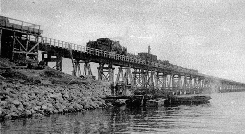 Поезд на Крымском мосту образца 1944-го.