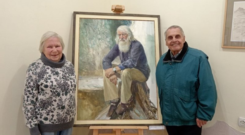 Елена и Алексей Оноприенко возле портрета Евгения Владимирова. Фото Ларисы Знаменской. 