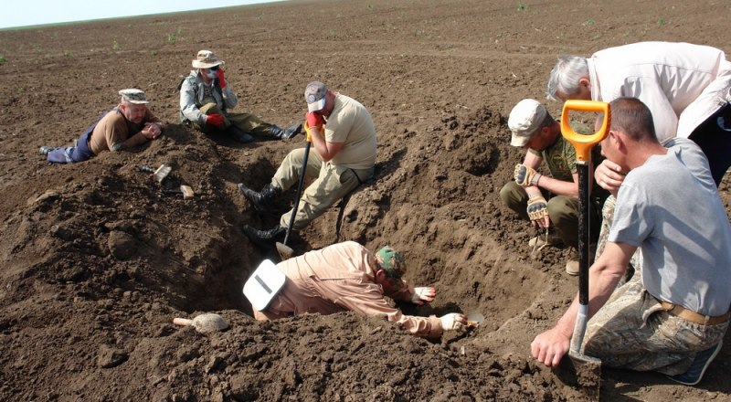Поиск - тяжёлая работа. Активистам приходится поднимать тонны земли, чтобы найти и перезахоронить останки бойцов.