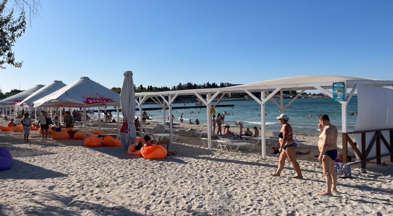 Пляжи Крыма до сих пор заполнены туристами.