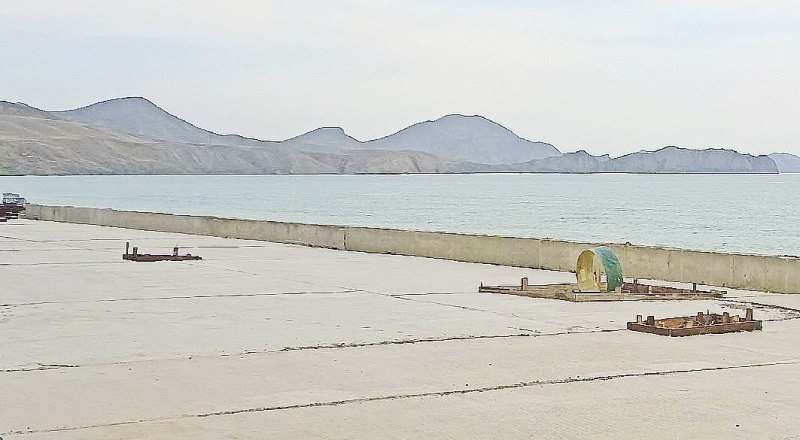 Рабочих не видно - раннее утро. Фото Екатерины ПОЛЬЧЕНКО.