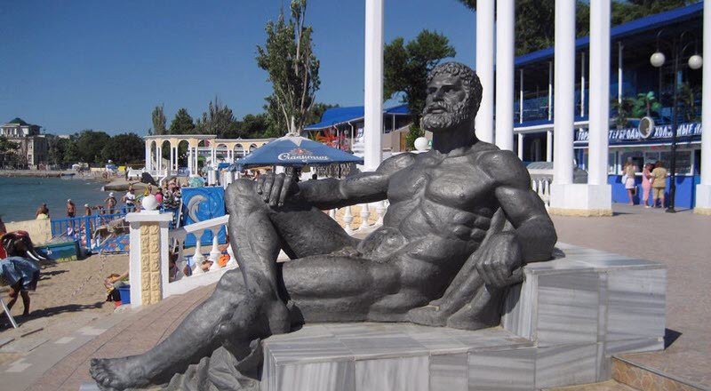 «Отдыхающий Геракл» скульптора Алексея Шмакова.