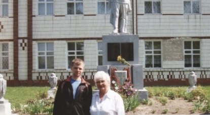 Дочь солдата Наталья и правнук Артём у могилы героя войны.