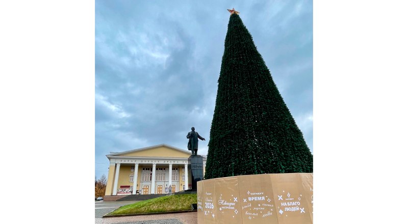 Здесь, конечно, есть Ленин. А ещё в конце октября уже поставили новогоднюю ёлку.