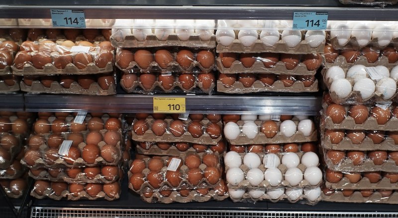 ФАС проверяет стоимость куриных яиц в крупных торговых сетях России. Фото Анны КАДНИКОВОЙ.
