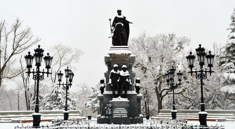 Возрождённый монумент императрицы и её сподвижников в Симферополе. Редкий кадр - памятник в снегу.