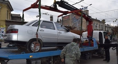 В Симферополе уже эвакуировано около 17 тысяч машин.
