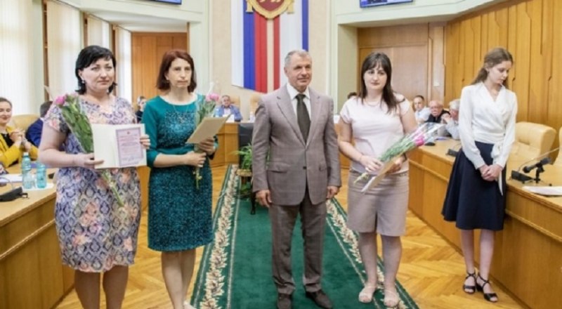 Владимир Константинов с награждёнными.