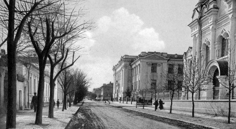 Вид на собор Трёх Святителей и здание окружного суда, начало XX века. Фото с сайта simfion.ru