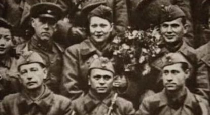 Клавдия Шульженко (в центре) на фронте.