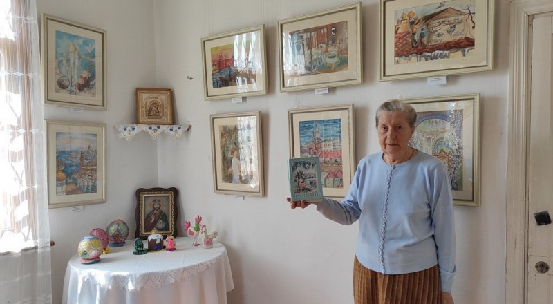 Экскурсовод выставки Нина Никулина с книгой «Лето Господне». Фото Инны Артёмовой.