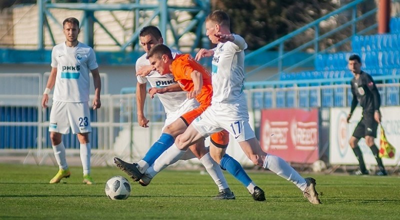 Севастопольские футболисты (в белой форме) были на голову сильнее феодосийского «Фаворита».