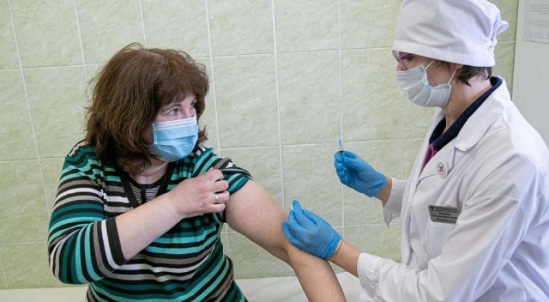Чтобы новый учебный год прошёл в очном формате, прививку от COVID-19 должны получить 80% крымских учителей.