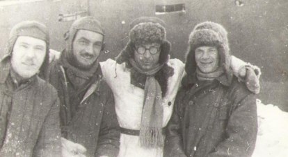 Илья Сельвинский (третий слева) с товарищами по экспедиции. Фото из фонда КРУ ЦМТ «Дом-музей Сельвинского».
