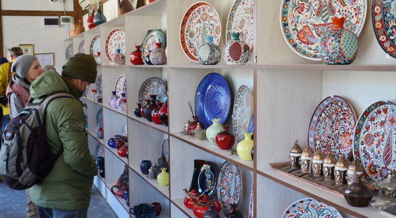 Крымская керамика - один из самых популярных видов сувениров среди гостей полуострова.