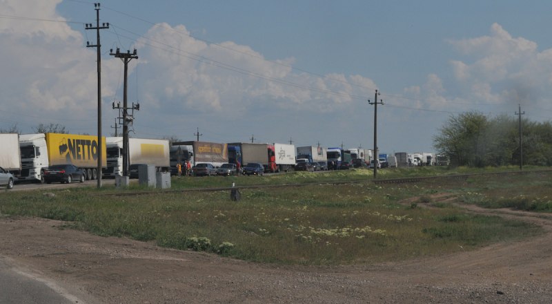 Очередь автомобилей, движущихся из Крыма в Херсонскую область, может тянуться на несколько километров.