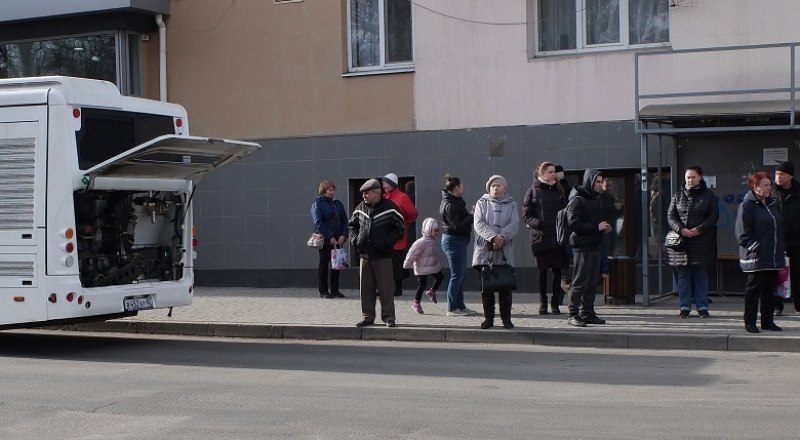 Даже не в час пик уехать общественным транспортом непросто - на остановках длинные очереди ожидающих. Фото: Анны Кадниковой