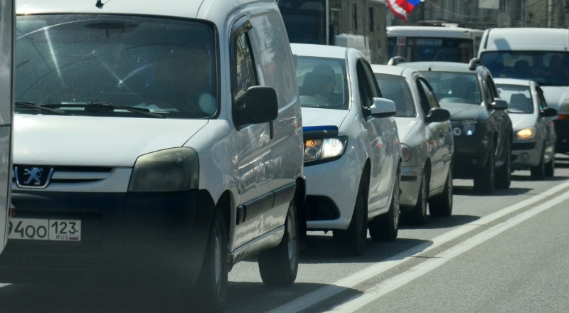 В пробках расход топлива растёт. Но есть способы уменьшить его.