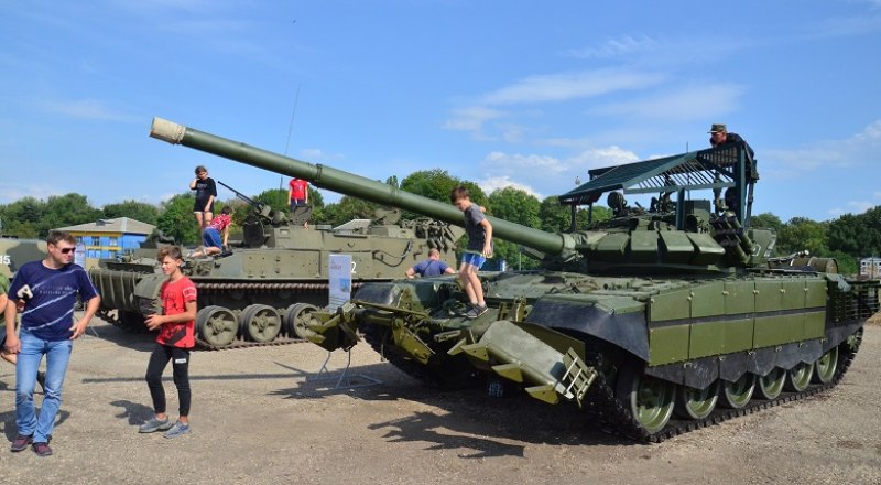 Всего на статичной выставке форума представили 30 единиц техники. На первом плане - танк Т-72Б3М. 