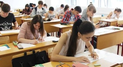 Только выпускники крымских школ этого года имеют право выбора между ЕГЭ и вступительными экзаменами.