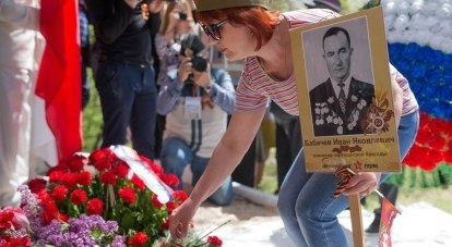 Вместе с внучкой у мемориала, а 9 мая и в «Бессмертном полку» - Иван Бабичев, участник Судакского десанта 1942-го, комиссар 5-й бригады Северного соединения партизан Крыма.
