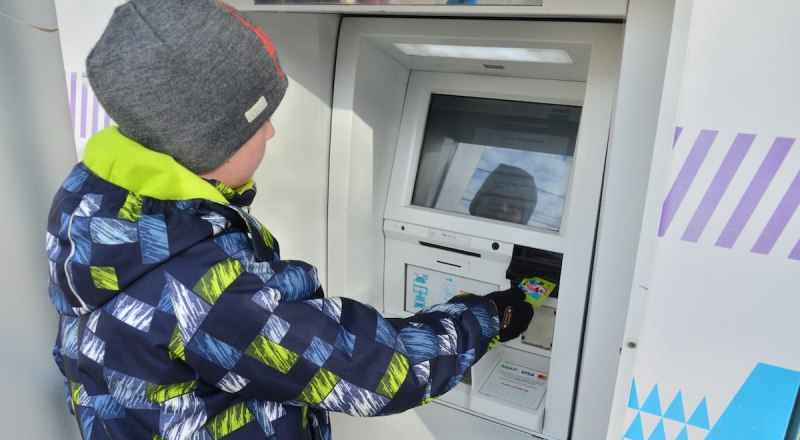 Научите ребёнка прикрывать клавиатуру банкомата, когда он вводит ПИН-код своей карты.