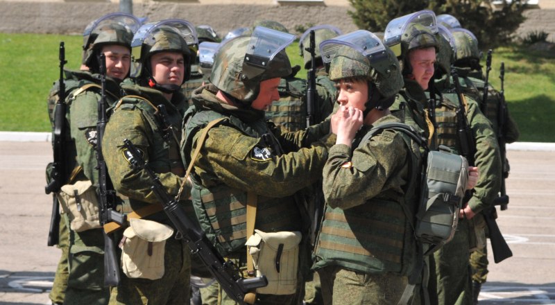 Военная служба в общий стаж засчитывается, а вот для назначения надбавки «за сельский труд» - нет.