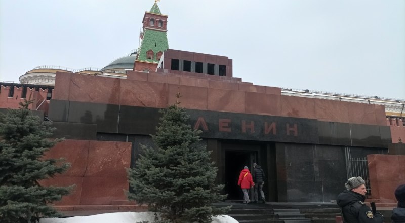 Двери Мавзолея В. И. Ленина открыты с 10.00 до 13.00, все дни недели, кроме понедельника и пятницы. Исключения бывают во время проведения праздников и различных работ.