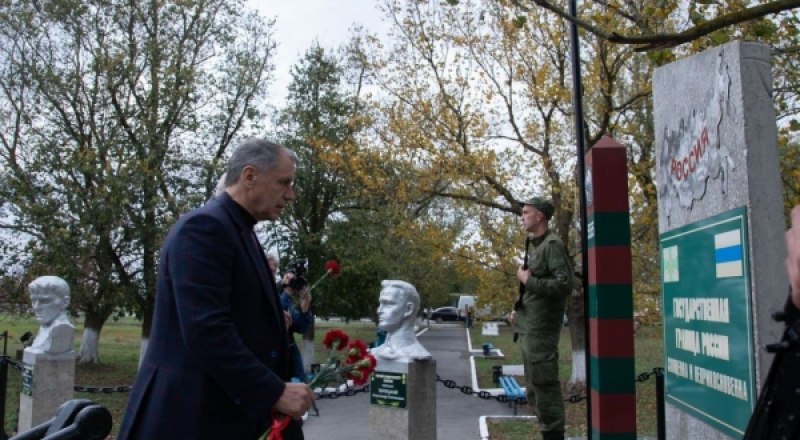 У памятника погибшим при обороне Керченского полуострова на Ак-Монайских позициях в Ленинском районе.