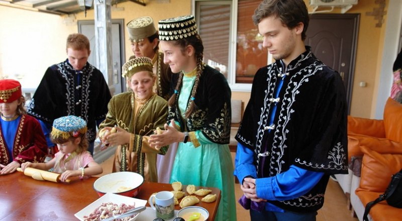 В воскресной школе караимская молодёжь обучается азам национальной кухни.
