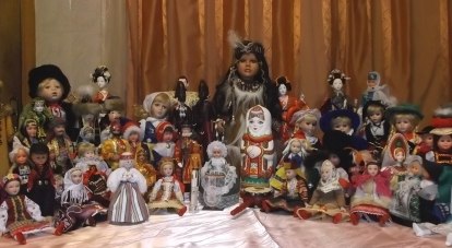 Собрание кукол в национальных костюмах превышает более полусотни экземпляров, привезенных из всех уголков мира.