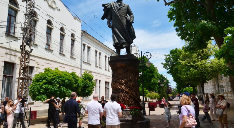 Памятник установлен по обращению митрополита Симферопольского и Крымского Тихона. Фото Александра КАДНИКОВА.