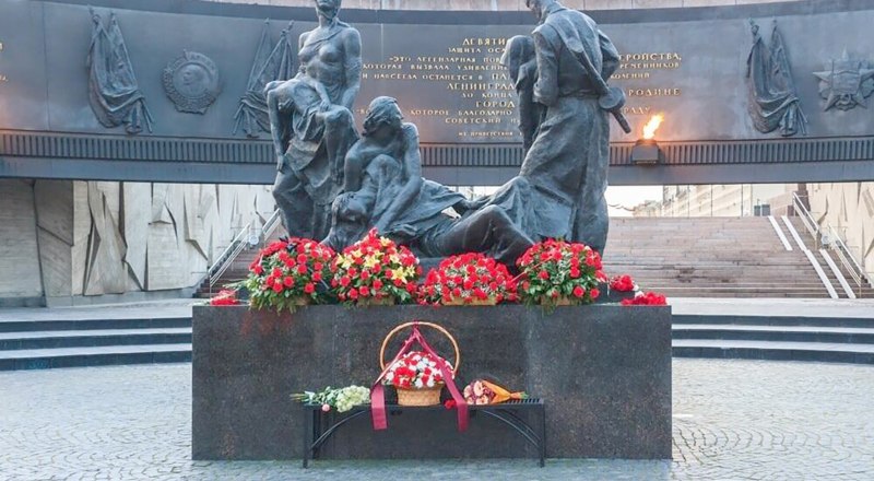 Мемориал защитникам блокадного Ленинграда на площади Победы. 