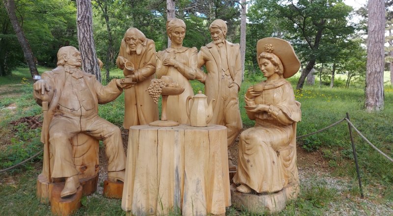 Персонажи «Вишнёвого сада» за чаепитием.