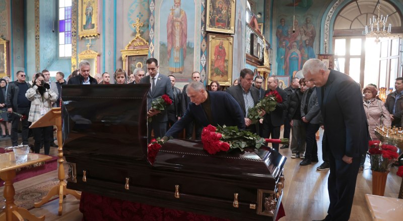 Первые лица республики пришли проститься с М. А. Бахаревым.