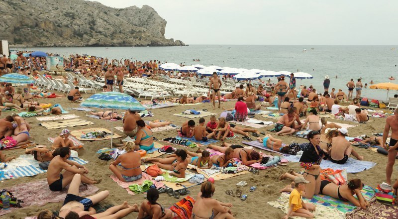 Этим летом на пляжах крымских курортов было очень людно.