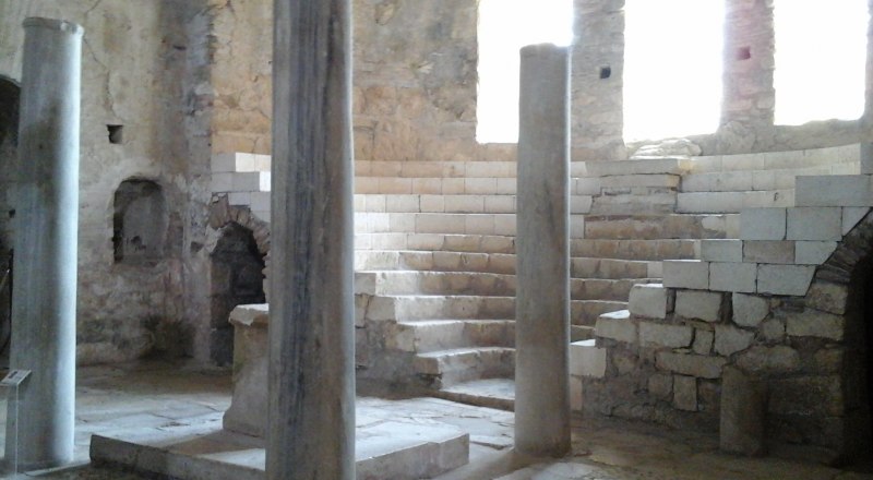 Алтарная часть церкви, к которой «спускаются» высеченные из камня скамьи.