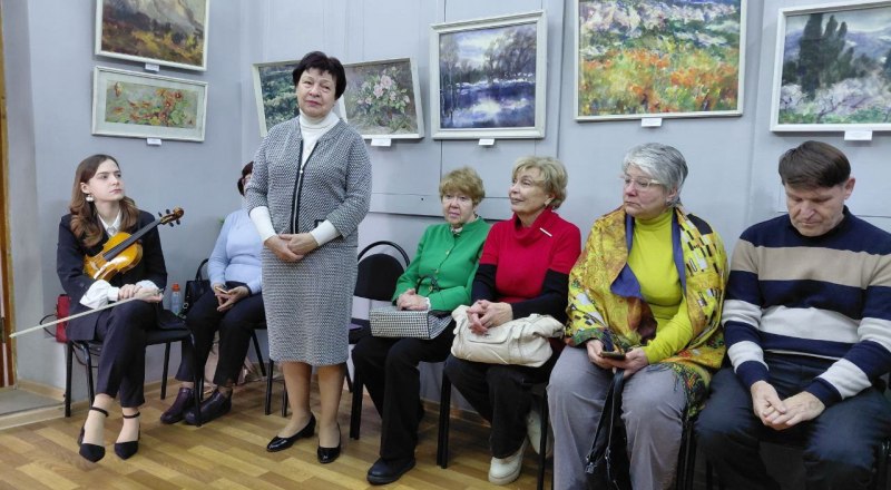 Дружеское слово Нины Ушаковой на вернисаже. Фото Виктории Анфимовой.