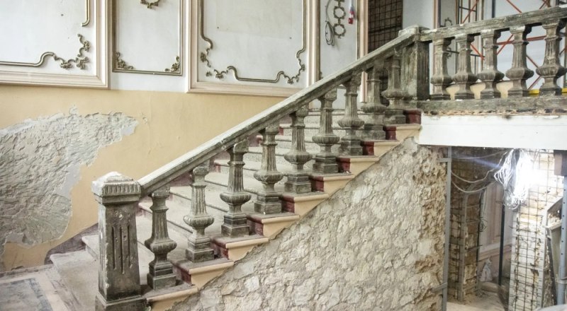 В здании восстанавливают лепнину, представляющую историческую ценность. Фото пресс-службы администрации Симферополя.
