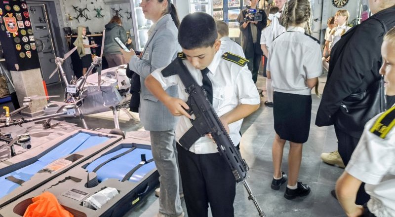 Детям разрешают даже взять оружие в руки.