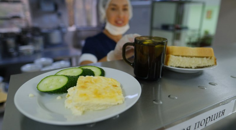 Каждая порция в школьной столовой вместе с посудой должна весить 450 граммов. Фото пресс-службы Ялтинской администрации.