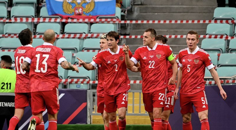 Товарищи по сборной России поздравляют защитника мос­ковского ЦСКА Марио Фернандеса (№2) с голом, забитым в ворота сборной Словакии.