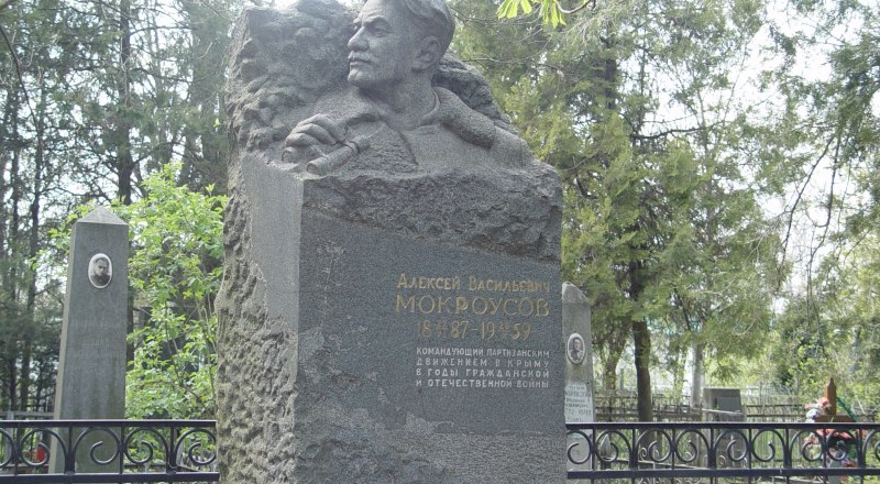 Памятник Алексею Мокроусову на воинском кладбище в Симферополе.